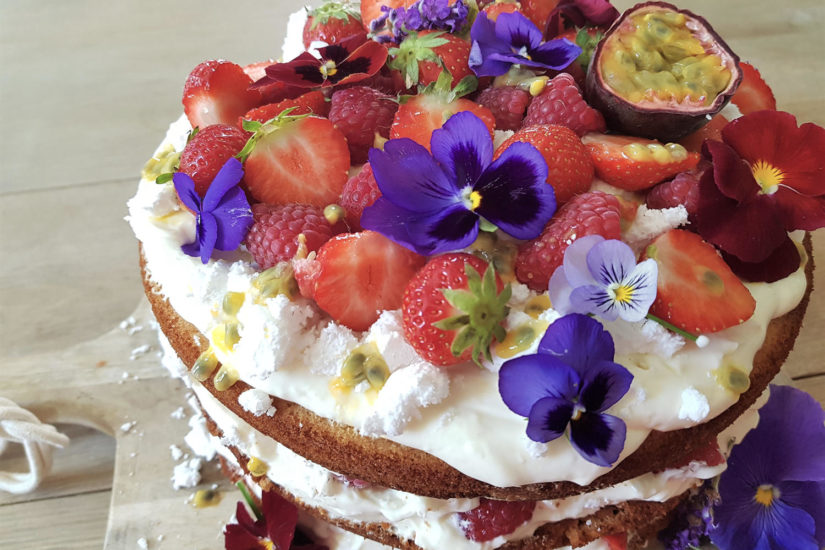 Eton Mess stapeltaart prachtig gestapelde eton mess taart met vers fruit en eetbare viooltjes