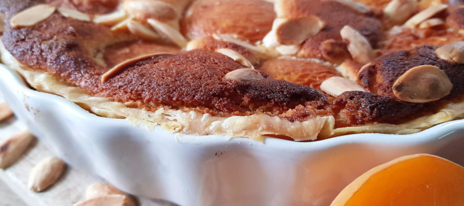 lekkere taart met verse abrikozen, amandel en amandelspijs