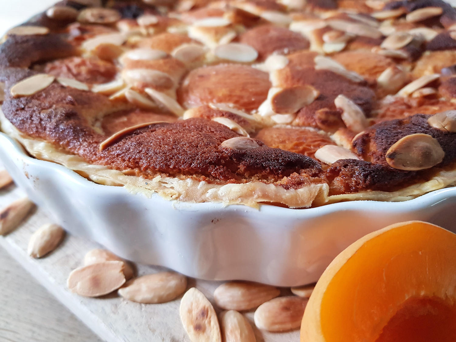 lekkere taart met verse abrikozen, amandel en amandelspijs
