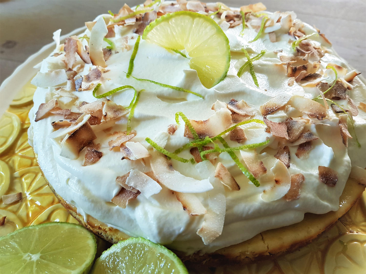 heerlijke zomerfrisse taart met limoen en kokosroom