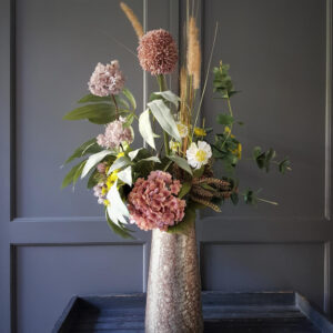 Van dit prachtige Evergreen Leafs boeket van blijvende, zijden bloemen kun je jarenlang genieten