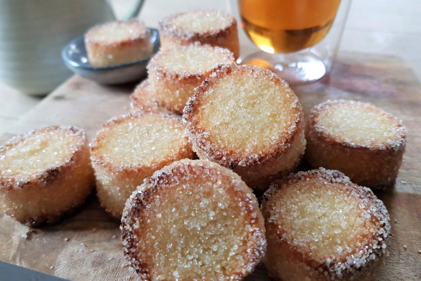 Weespermoppen 2 weespermoppen met een heerlijk krokant buitenlaagje met suiker