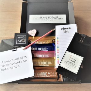 super leuk en lekker chocolade pakket met 5 soorten chocola, een zakje thee, een toepasselijke kaart, een noteblock en potlood