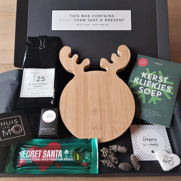 HUISvanMO heeft de leukste kerstkadootjes, zoals dit brievenbuspakket met kerstthee, kerstchocola, een rendier serveerplankje en kerstkliekjessoep