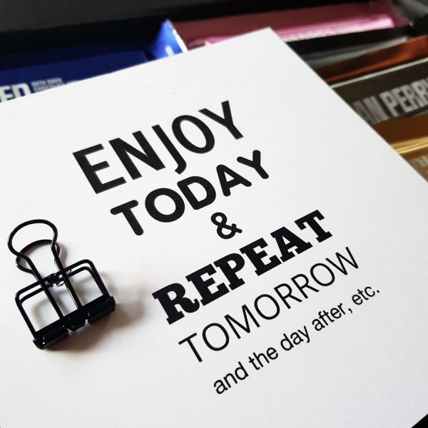 chocolade pakket kaart met tekst Enjoy today & repeat