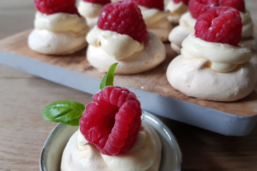mini meringues met lemoncurd-room mini meringues met citroemroom en framboos bovenop