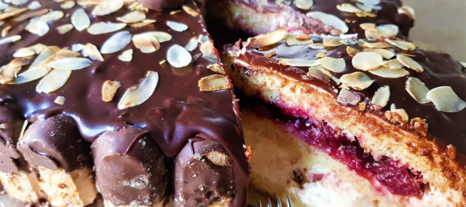 heerlijke bokkenpootjestaart met mascarponeroom, kersenvulling en chocola