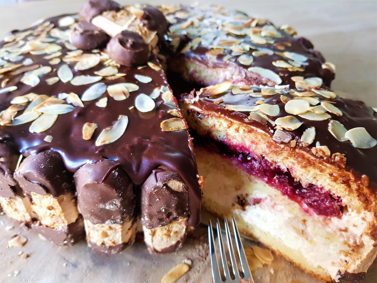 heerlijke bokkenpootjestaart met mascarponeroom, kersenvulling en chocola