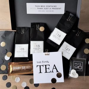 theepakket met de 4 favoriete soorten thee van HUISvanMO, aangevuld met een kaart en chocola