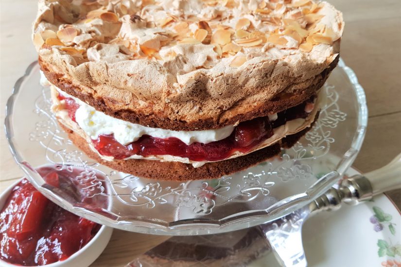 Heerlijke schuimtaart met friszure rabarbercompote en zoete mascarponeroom