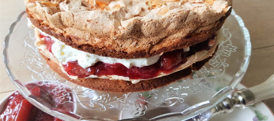 Heerlijke schuimtaart met friszure rabarbercompote en zoete mascarponeroom