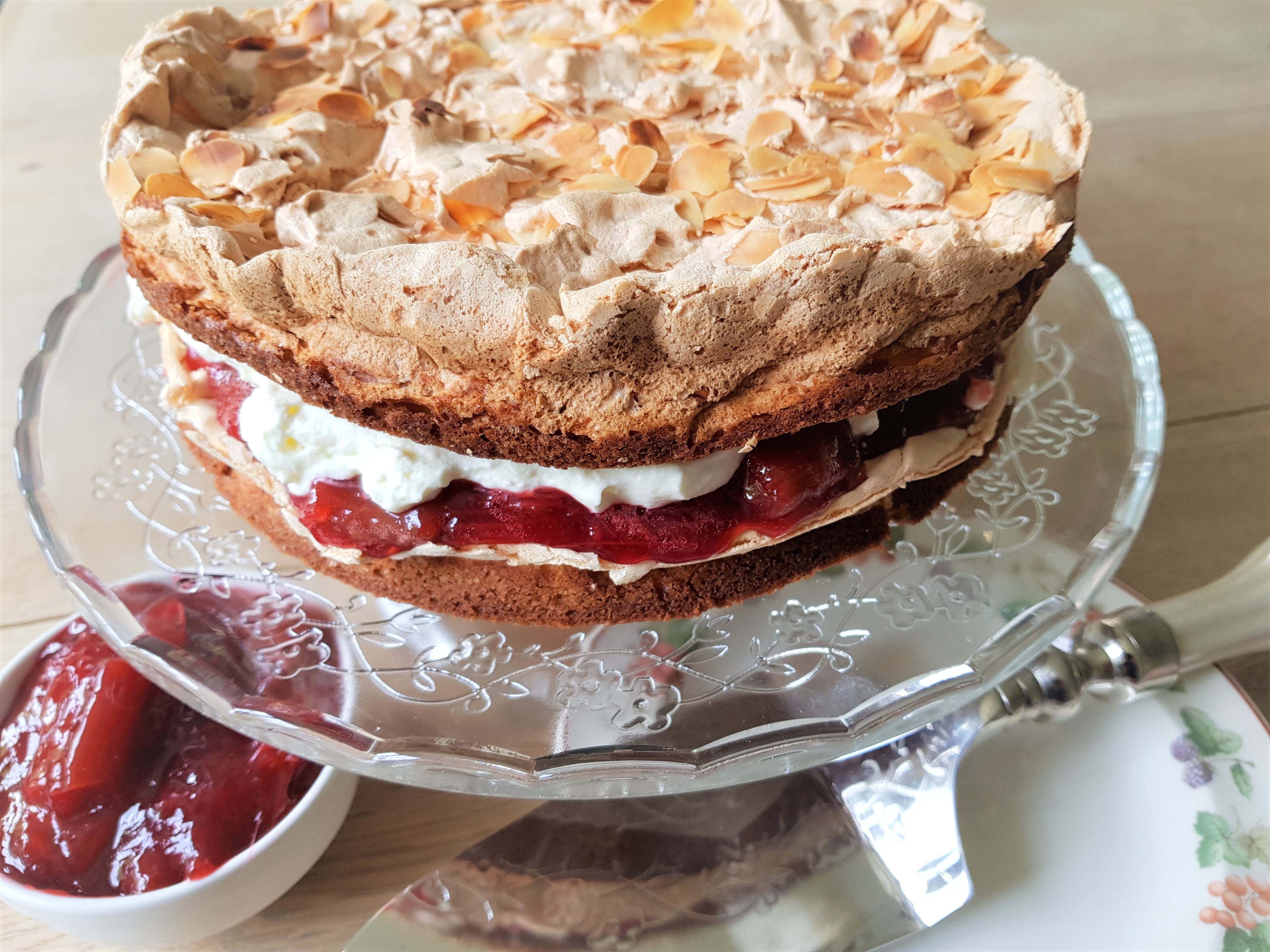 Heerlijke schuimtaart met friszure rabarbercompote en zoete mascarponeroom