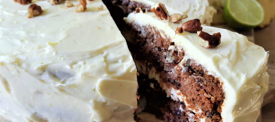 Verrukkelijke hummingbird cake, met ananas, banaan, pecannoten, een vleugje limoen en heerlijk frisse limoen-icing