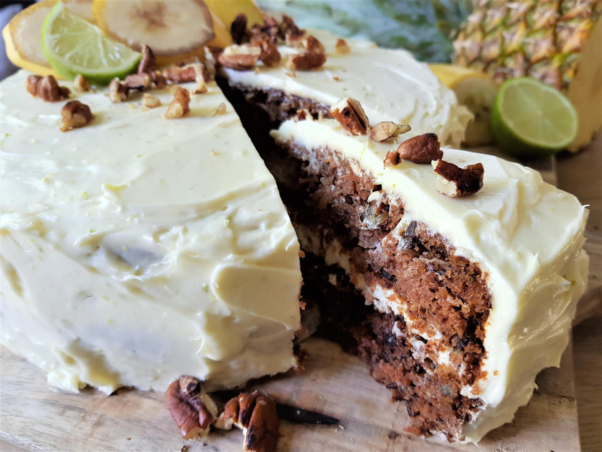 Verrukkelijke hummingbird cake, met ananas, banaan, pecannoten, een vleugje limoen en heerlijk frisse limoen-icing