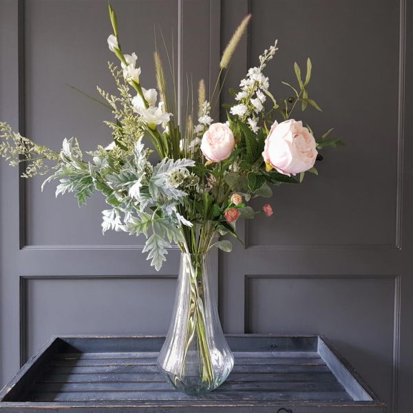 prachtig boeket van mooie kunstbloemen in wit, grijsgroen en lichtroze