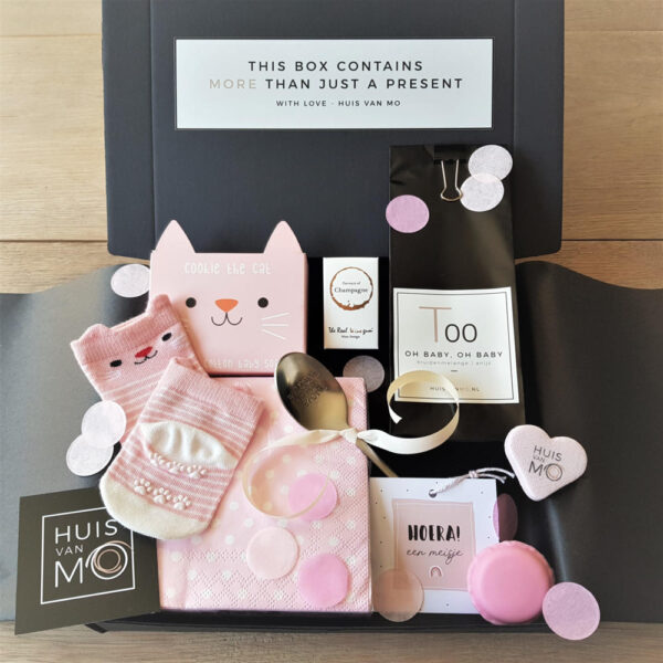 Een super schattig babyshower kadootje, dit brievenbuspakketje gevuld met allerlei leuks en lekkers voor mama en the little girl