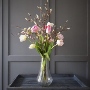 stijlvol voorjaarsboeket met een prachtige magnolia tak en heel veel mooie tulpen