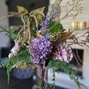 Prachtig herfstboeket van kunstbloemen, met hortensia's, dahlia's en mooie takken en blad