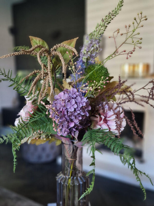 Prachtig herfstboeket van kunstbloemen, met hortensia's, dahlia's en mooie takken en blad