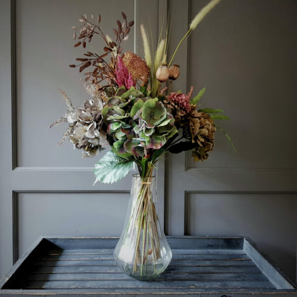 stijlvol vergrijsd herfstboeket van kunstbloemen met een hoofdrol voor 3 prachtige hortensias