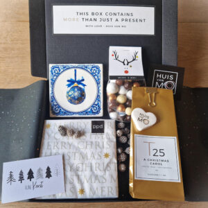 Een leuk kadootje voor kerst, dit pakketje met (kerst)thee en een tegeltje, aangevuld met servetten en heerlijke kerstsnoepjes