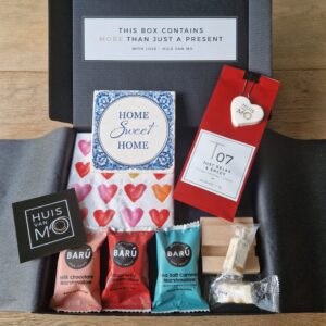 Echt een cadeautje waar je blij van wordt en relaxed van kunt genieten, dit brievenbuspakketje met heerlijke thee, lekkere chocolade marshmallows, lieve servetten én een Home Sweet Home tegeltje.