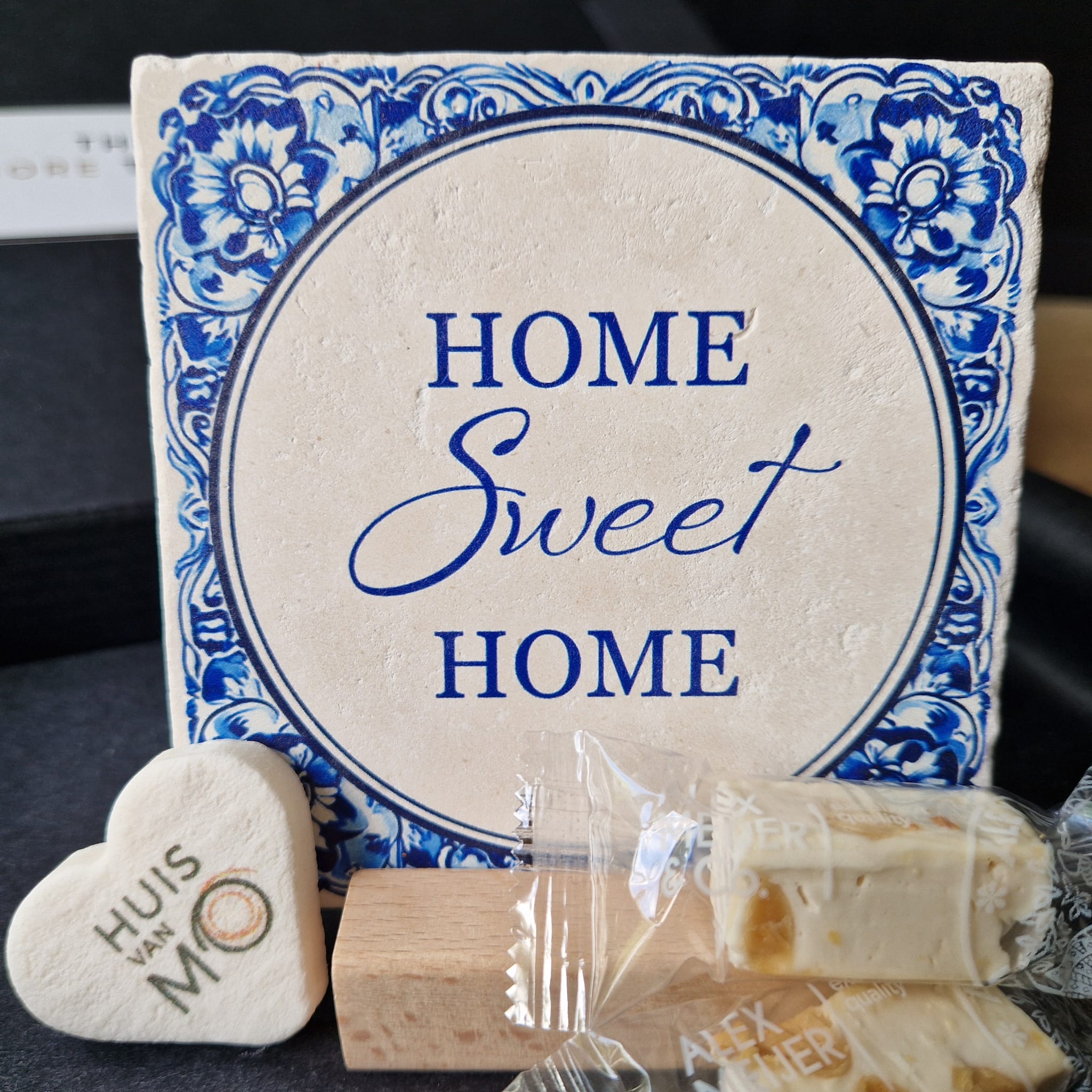Home Sweet Home tegeltje met houten standaard en 2x nougat blokjes