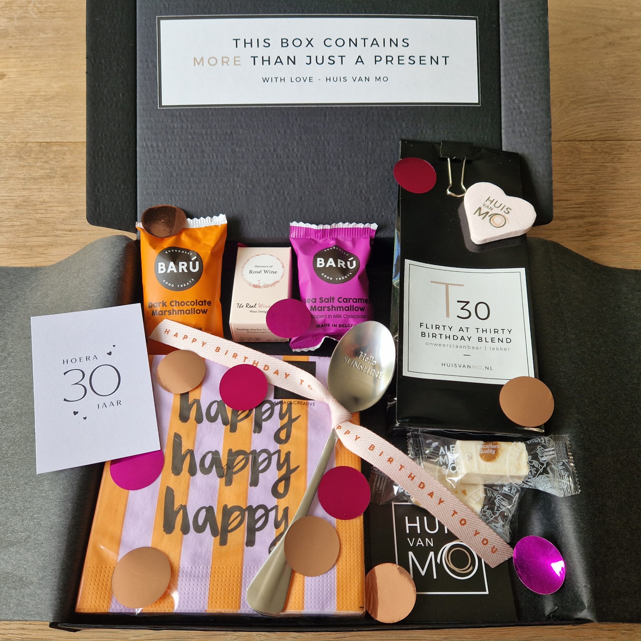 Thirty Love brievenbuspakketje Super vrolijk 30 jaar kadootje, dit brievenbuspakje gevuld met toepasselijke thee, leuke servetten, een Hello Sunshine theelepel en allerlei lekkers.